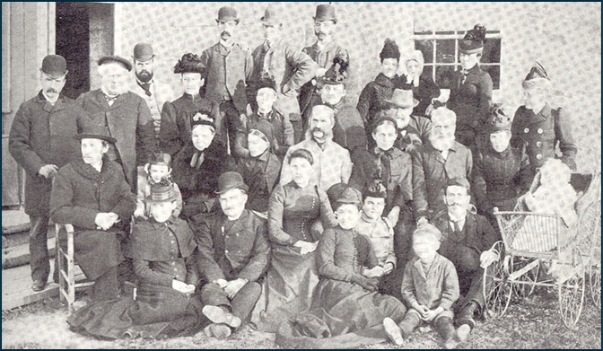 Groupe d’avocats entourés de leur famille vers 1890, L’Orignal.